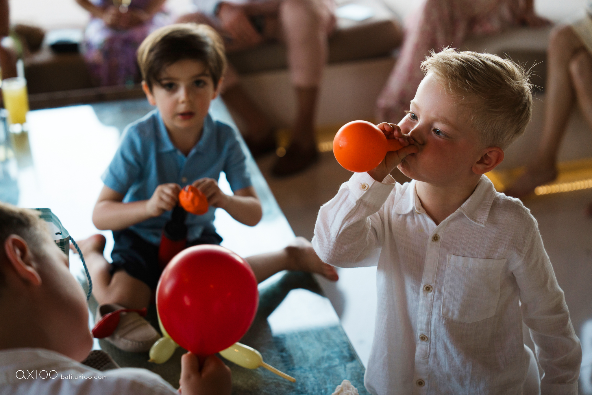 Axioo: Little Scene Stealers